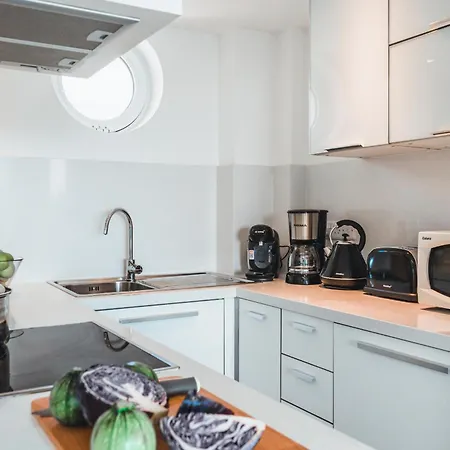 Beachfront Thalassa アパート *