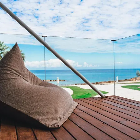 Beachfront Thalassa Апартаменты *