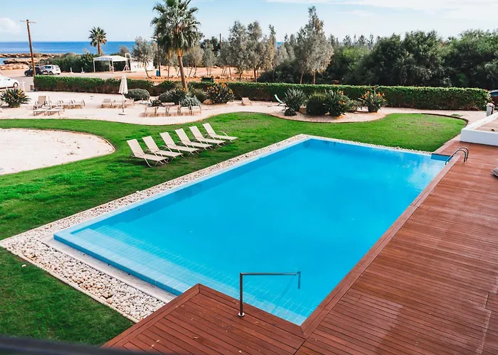 Beachfront Thalassa شقة